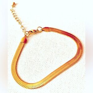 FAUX GOLD BUT HIGH QUALITY METAL NO DISCOLORATION OR RUST GORGEOUS GOLD BRACELET